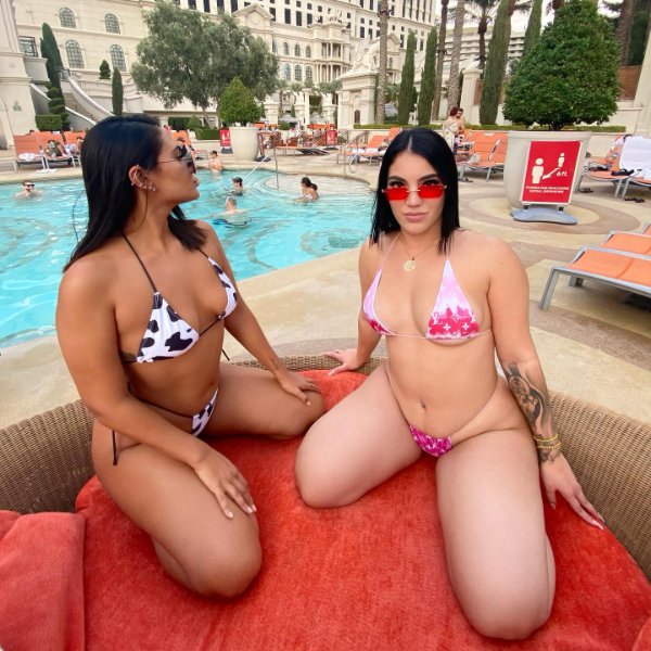 vegas-pool-party-bachelorette