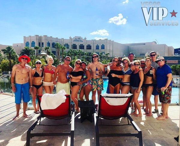 mandalay-bay-pool-party-crew