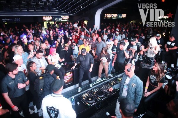 party-crowd-wynn-field-club